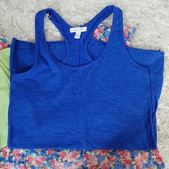 Floral top and 2 tank tops - Picture 4 of 4